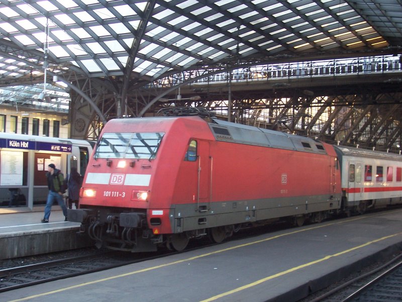 BR 101 111-3 mit dem IC 2012 nach Leipzig in Kln am 15.02.08.