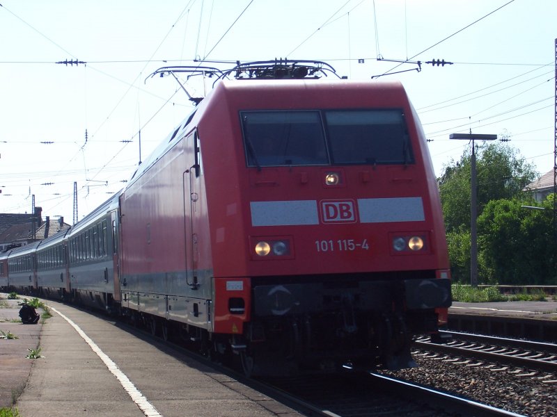 BR 101 115-4 mit dem EC 6 in Rastatt am 11.05.08