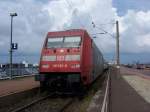 Nahaufnahme der BR 101 122-0 mit dem IC 430 in Norddeich Mole am 23.06.07.